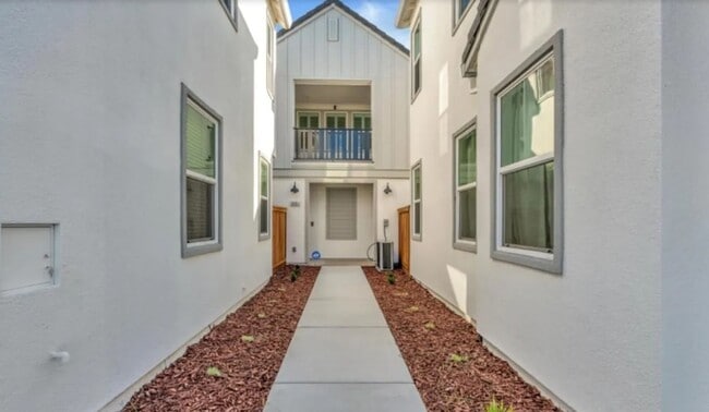 Building Photo - Beautiful 3 Bedroom, 2 Bath, in River Island Community