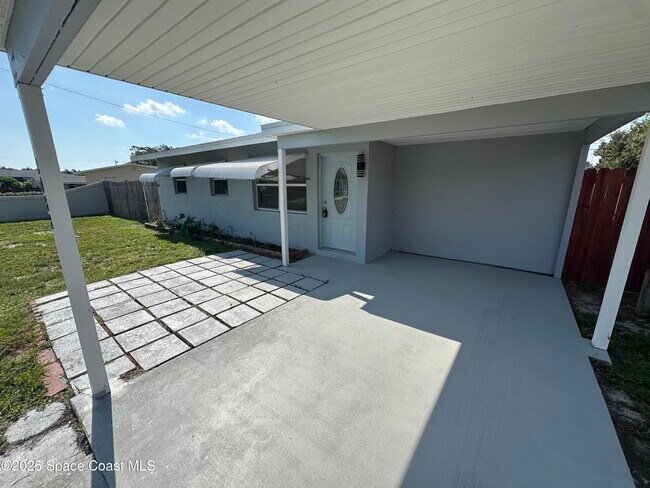 Building Photo - 2033 Robinhood Dr