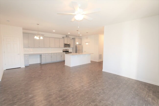 Building Photo - BEAUTIFUL 3BD 2.5 BTH Apartment home RAINTREE - Ballantyne Commons Pkwy