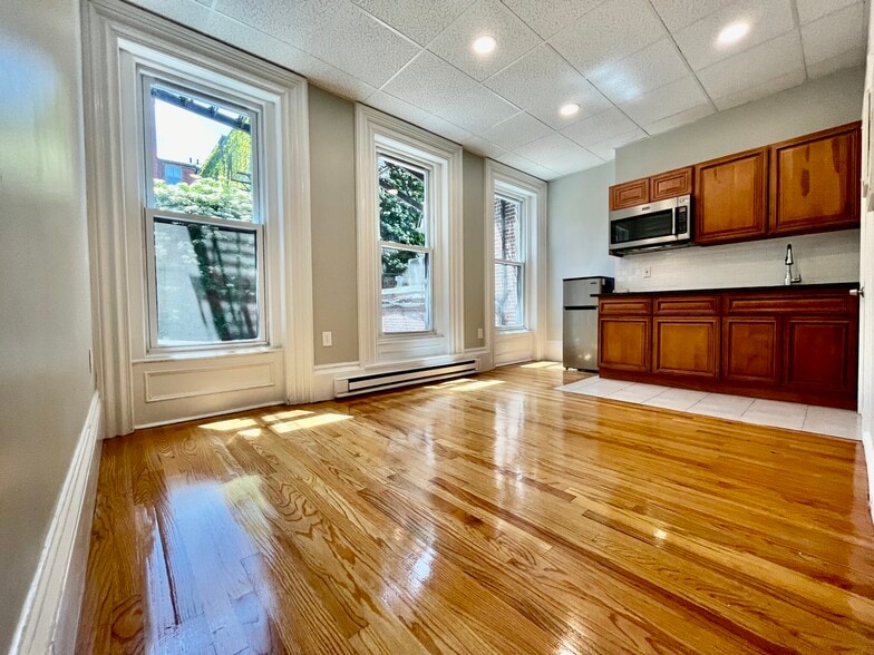 Primary Photo - 68 Pinckney St