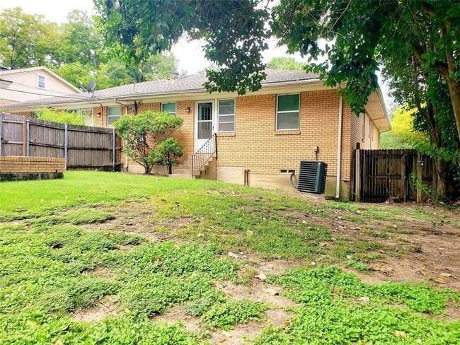 Building Photo - 7012 Kingsbury Dr