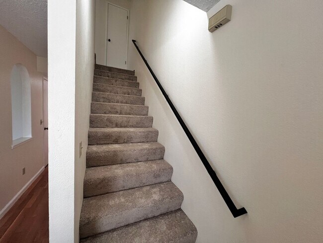 Building Photo - Spacious 3 bedroom 1.5 bath