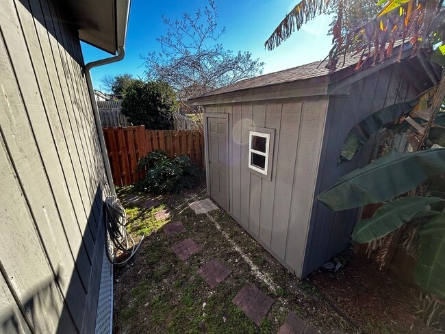 Building Photo - 1005 11th Ct