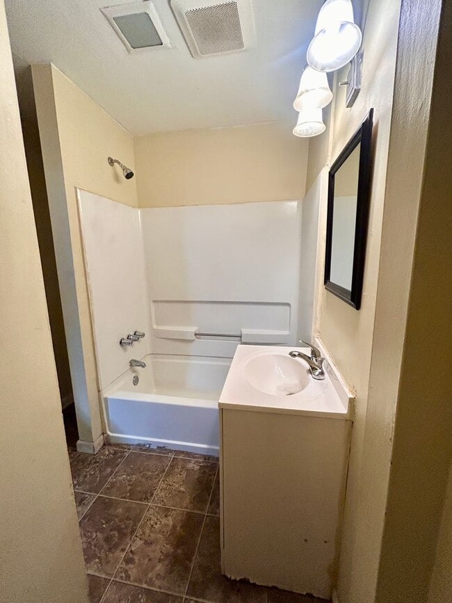 Building Photo - 560 Manor St