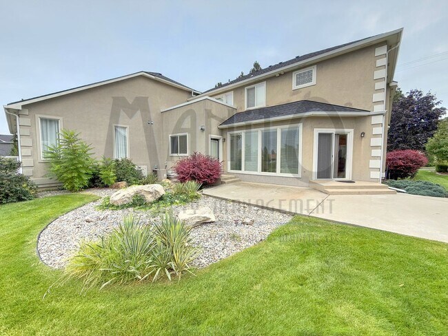 Building Photo - Beautiful Carnahan Crest Townhome