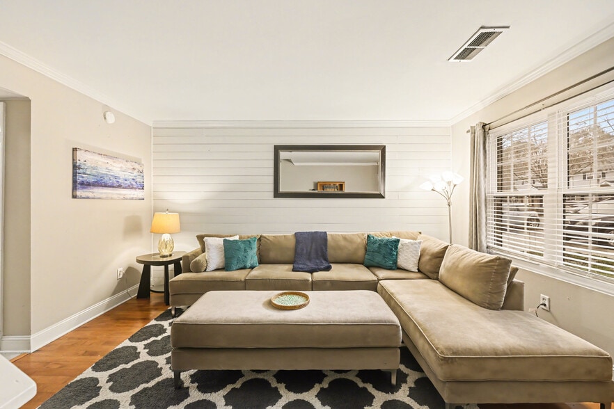 Building Photo - 507 Stinson Dr