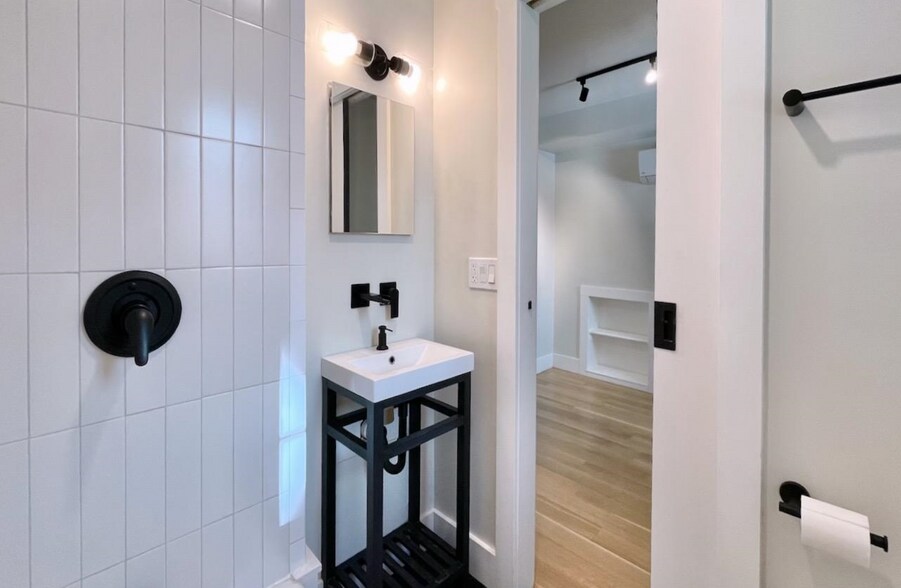 Building Photo - 320 6th St