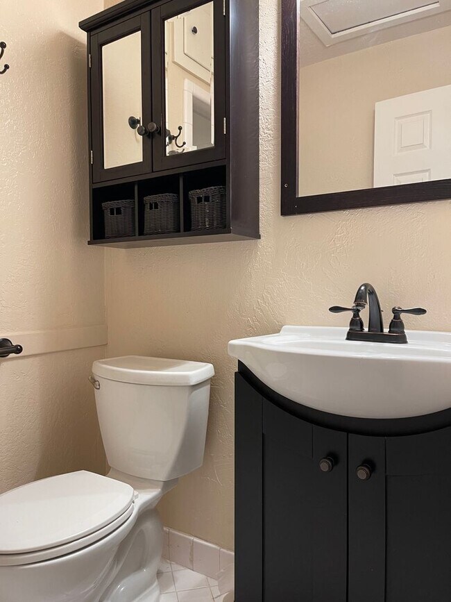 Building Photo - CHARMING 4 BED 2 BATH HOUSE NEAR DOWNTOWN