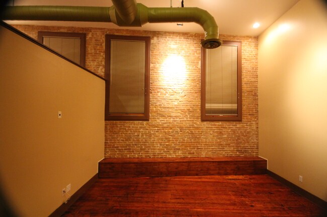 Building Photo - 319 S Flores St