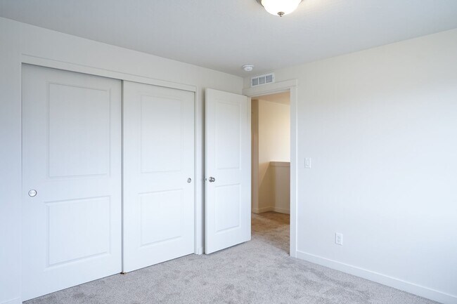 Building Photo - 4 Bedroom, 2.5 Bath New home