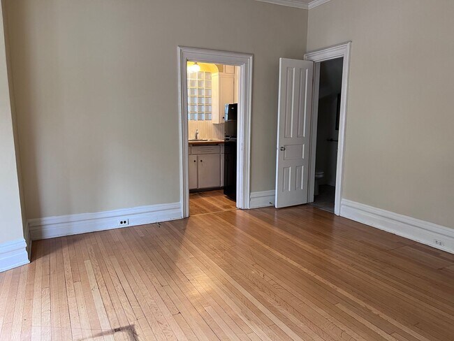 Building Photo - Adorable One Bedroom Upper in Heritage Hil...