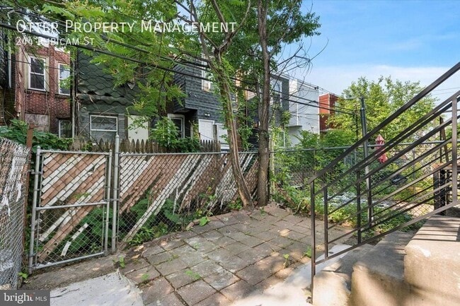 Building Photo - 244 Rubicam St