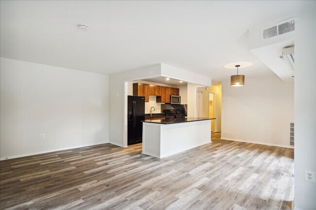 Building Photo - Spacious & Updated 2BD/1BA - All Utilities...