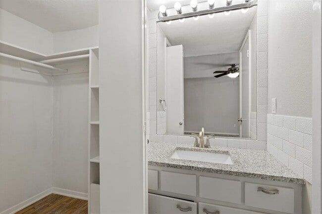 Building Photo - 6405 Chimney Creek Cir