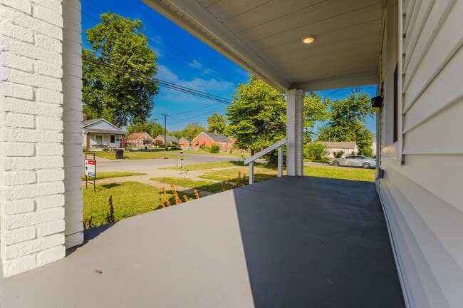 Building Photo - Beautiful Renovated 3 Bedroom and 2 Bathroom Home