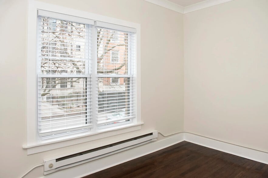 Building Photo - 730 W Roscoe St