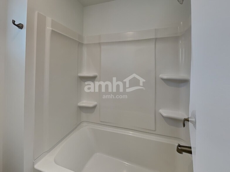 Building Photo - 380 Pointe Dr