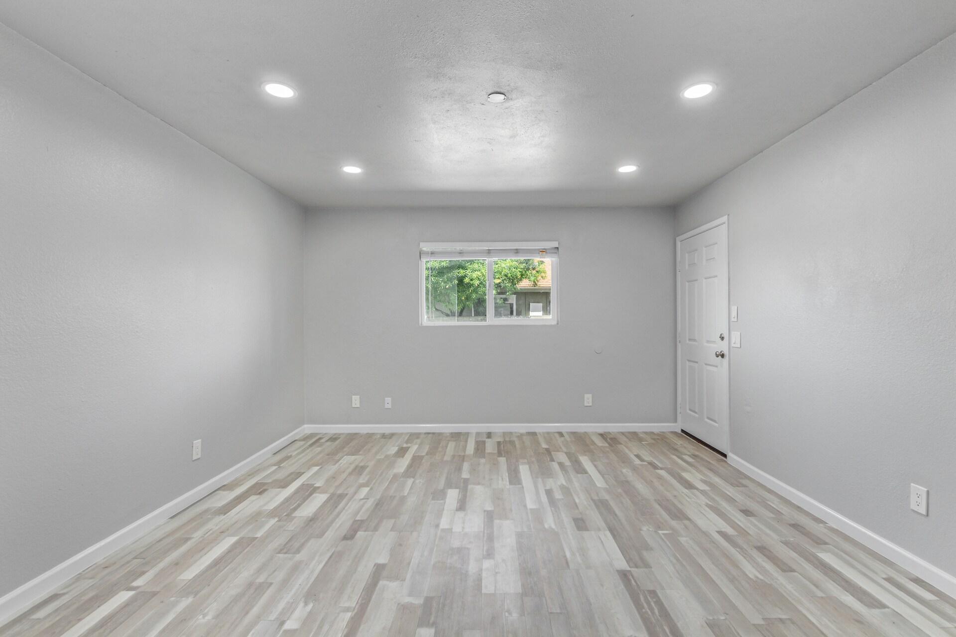 Living Area/Front Door - 2937 E Beck Ln