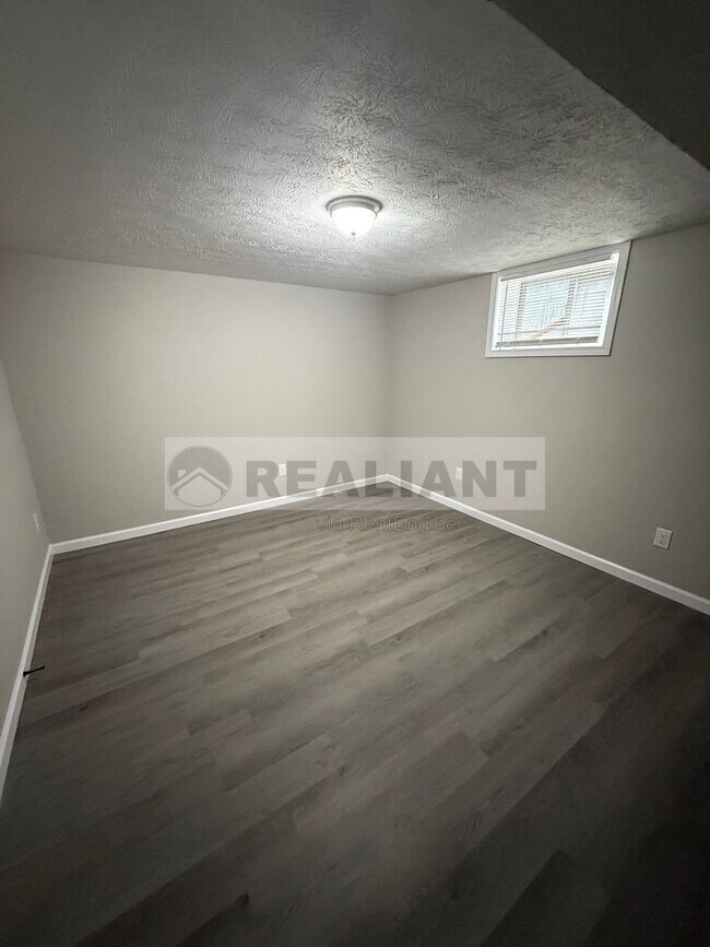 Building Photo - 1684 Hill View Pl
