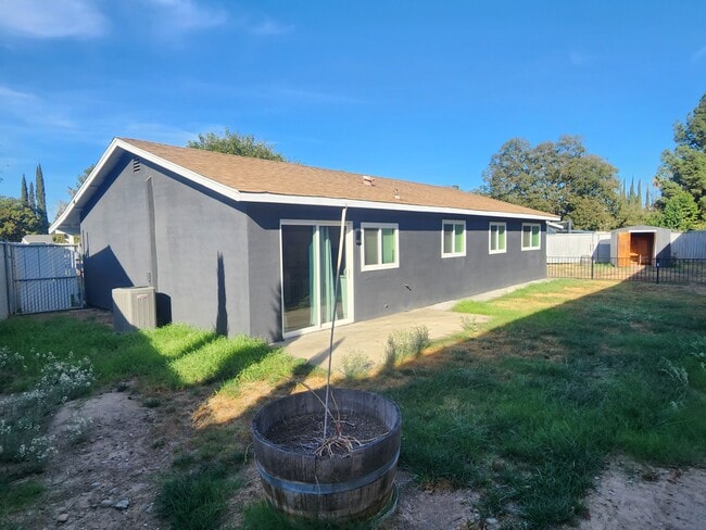 Building Photo - 8956 Salmon Falls Dr