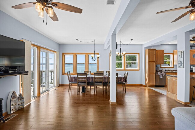Building Photo - 15414 N River Beach Dr