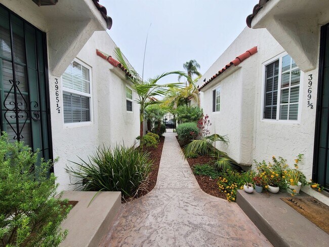 Building Photo - Charming North Park Cottage