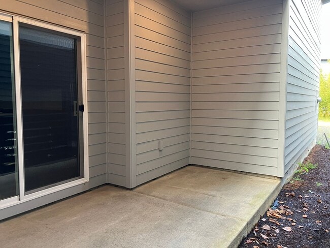 Building Photo - Large Three Bedroom Home in Sustainable South Salem Community