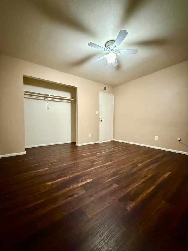 Building Photo - 825 E 5th St