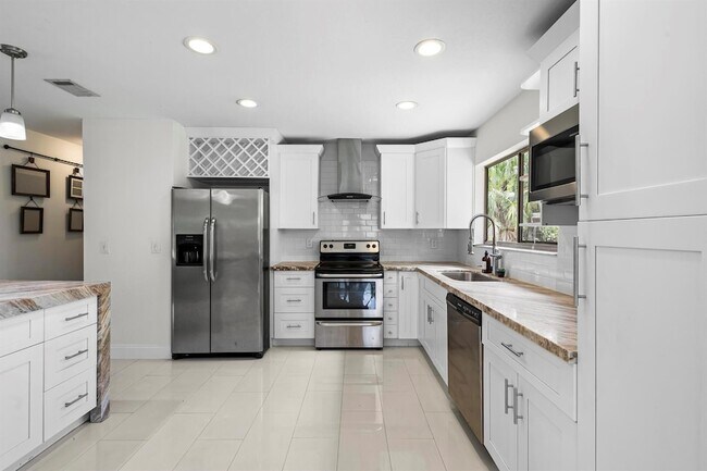 Building Photo - 766 SW Belmont Cir