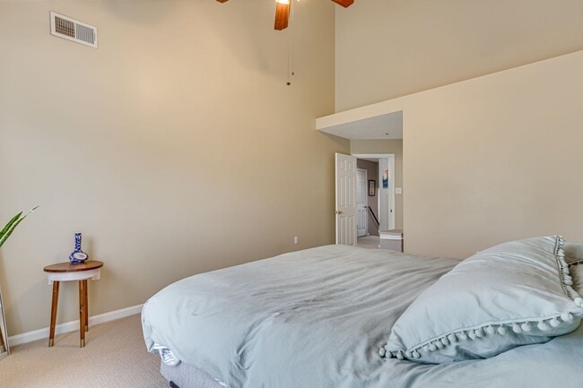 Building Photo - Top Floor Condo with Loft!