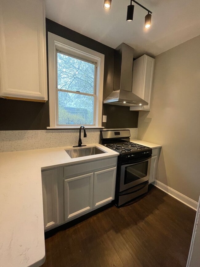 Building Photo - Updated 3 Bedroom home with modern amenities!