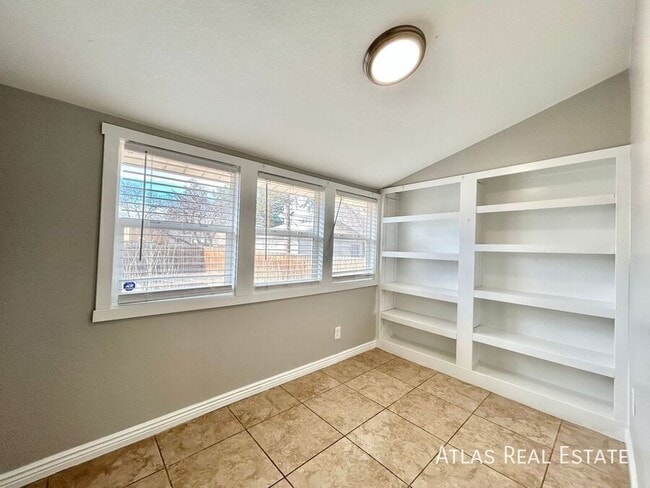 Building Photo - 1553 Ulster St