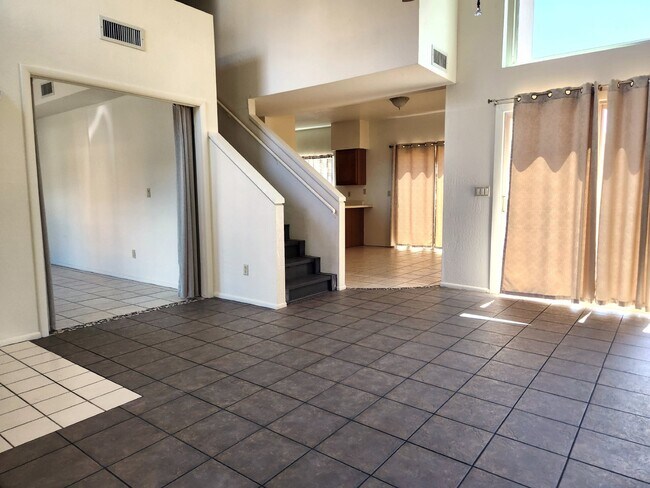 Building Photo - FANTASTIC TWO STORY HOME FOR LEASE NORTH G...