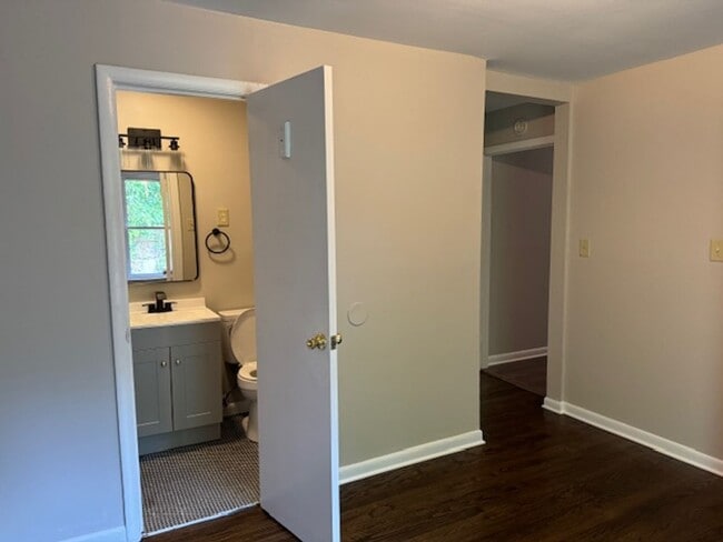 Building Photo - Newly Renovated Unit!