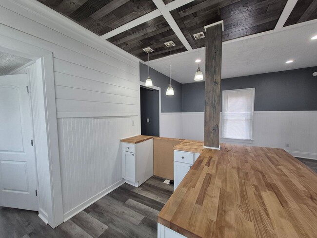 Building Photo - Get this adorable 3-bedroom 2 full bath ho...