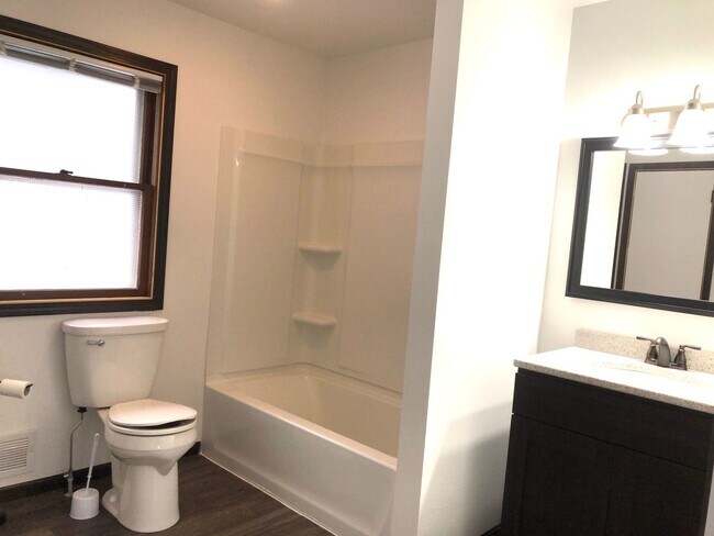 Building Photo - 122 W Cedar St