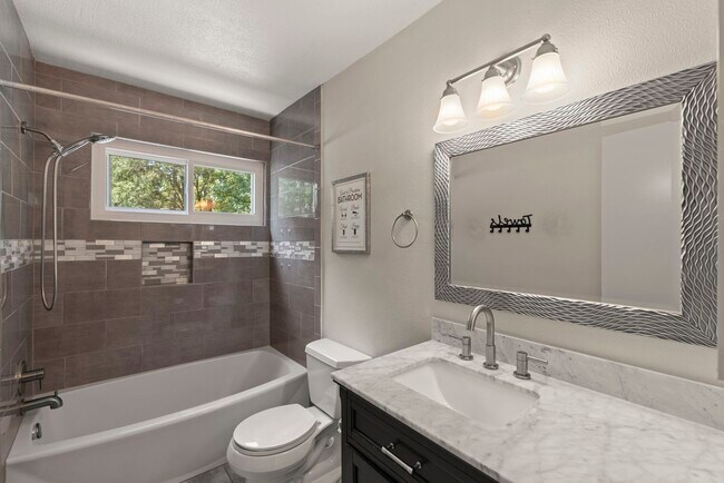 Building Photo - 248 S Pathfinders Cir