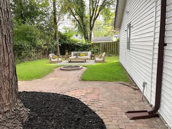 Building Photo - 23096 Hawthorne St