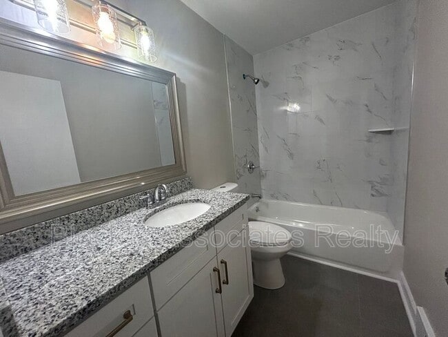 Building Photo - 514 S Cherry St