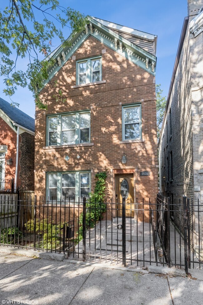 Building Photo - 2026 N Winchester Ave