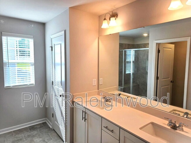 Building Photo - 1060 Maple Br Cir