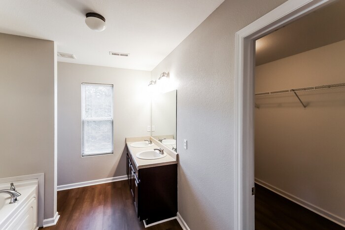 Building Photo - 146 Farmington Dr