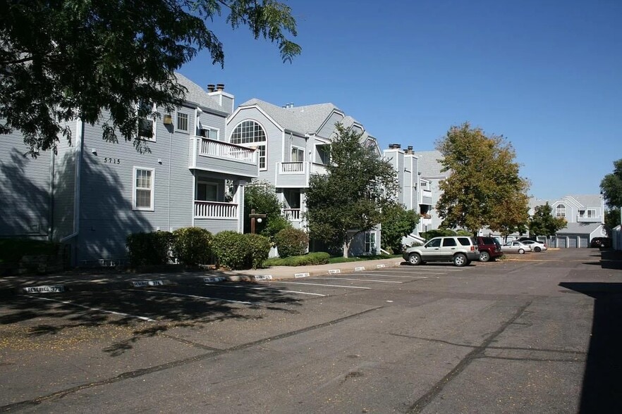 exterior of unit - 5725 W Atlantic Pl