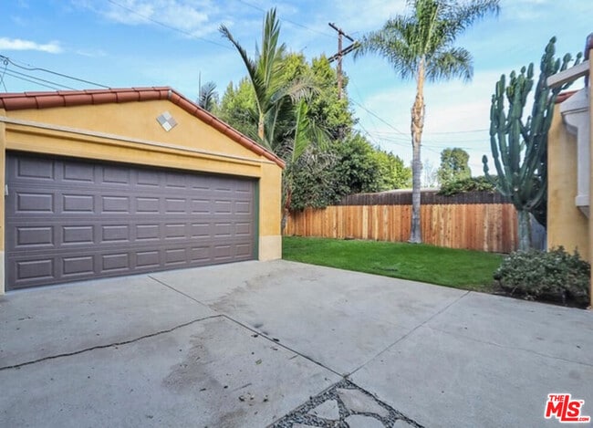 Building Photo - 1847 E Del Mar Blvd