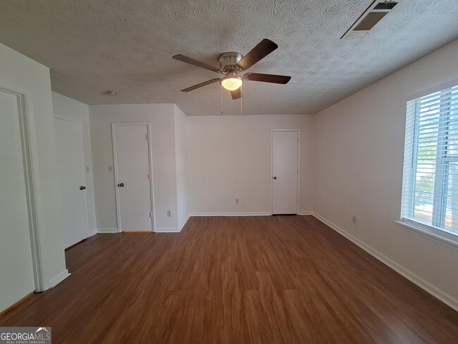 Building Photo - 6562 Carriage Ln