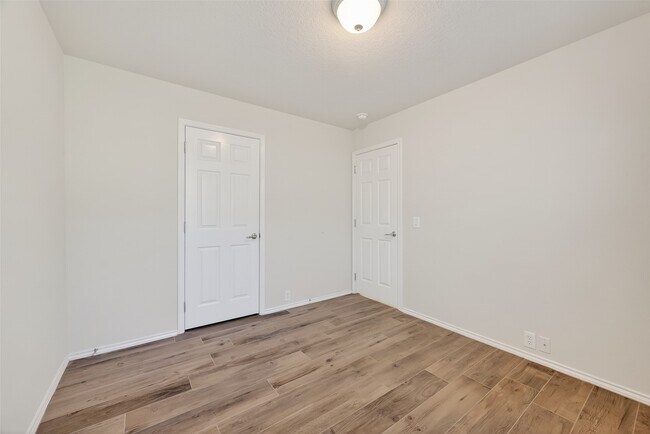 Building Photo - 827 Honeysuckle Vine Dr