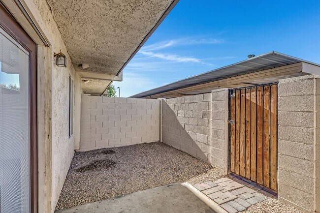 Building Photo - 3840 N 43rd Ave