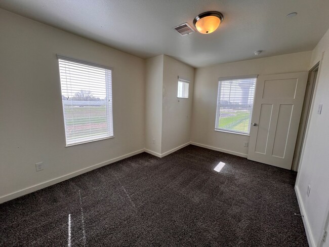 Building Photo - 3 Bedroom 2.5 Bathroom now available in Sp...