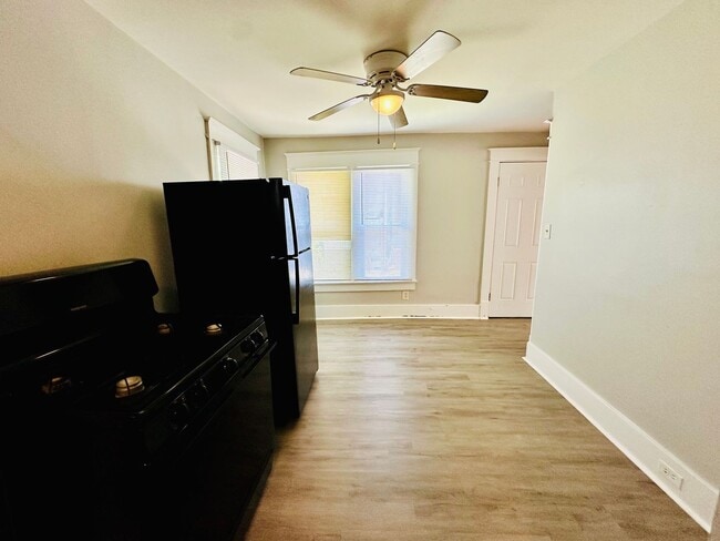 Building Photo - Adorable 2 bedroom home with two living ar...