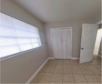 Building Photo - 210 N Lone Oak Dr